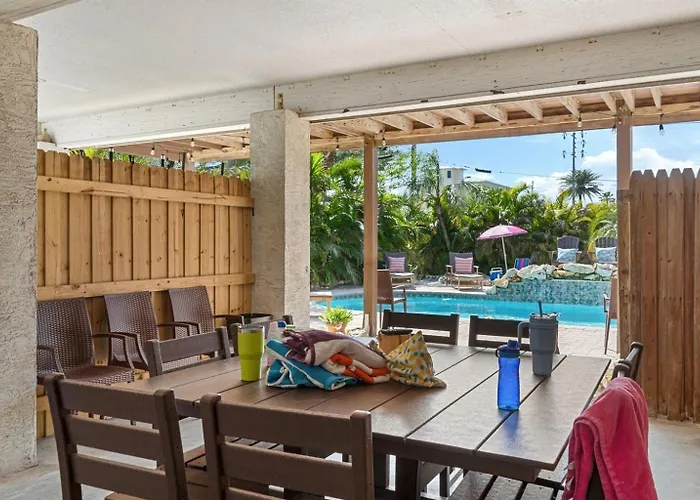 Bikini Beachhouse! Sleeps 16 Wheated Poolfirepit * Clearwater Beach