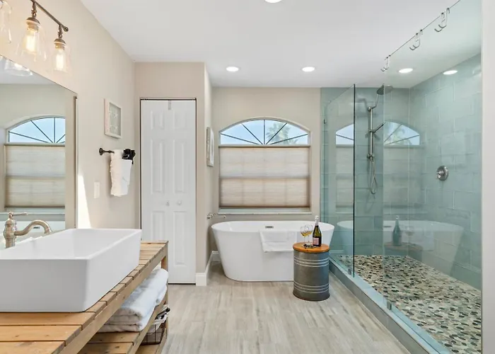 Bikini Beachhouse! Sleeps 16 Wheated Poolfirepit *
