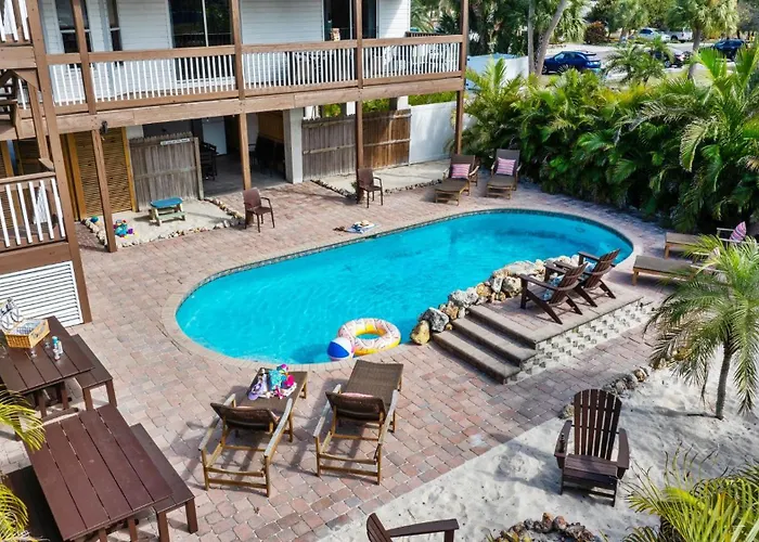 Bikini Beachhouse! Sleeps 16 Wheated Poolfirepit Clearwater Beach