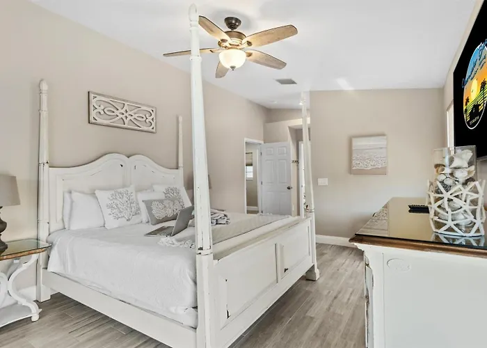 Bikini Beachhouse! Sleeps 16 Wheated Poolfirepit * Clearwater Beach