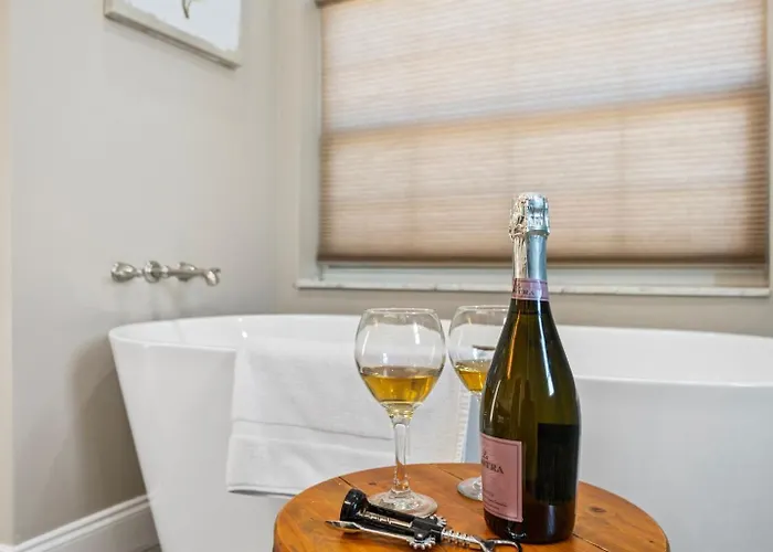 Bikini Beachhouse! Sleeps 16 Wheated Poolfirepit