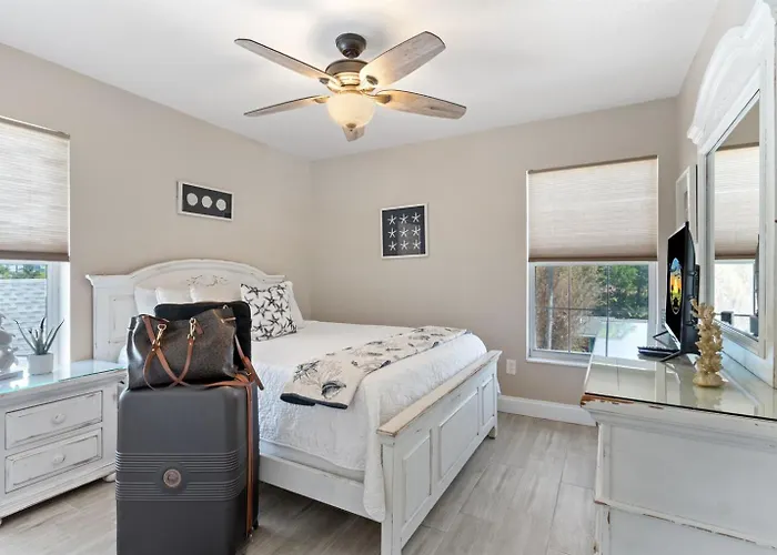 Bikini Beachhouse! Sleeps 16 Wheated Poolfirepit * Clearwater Beach