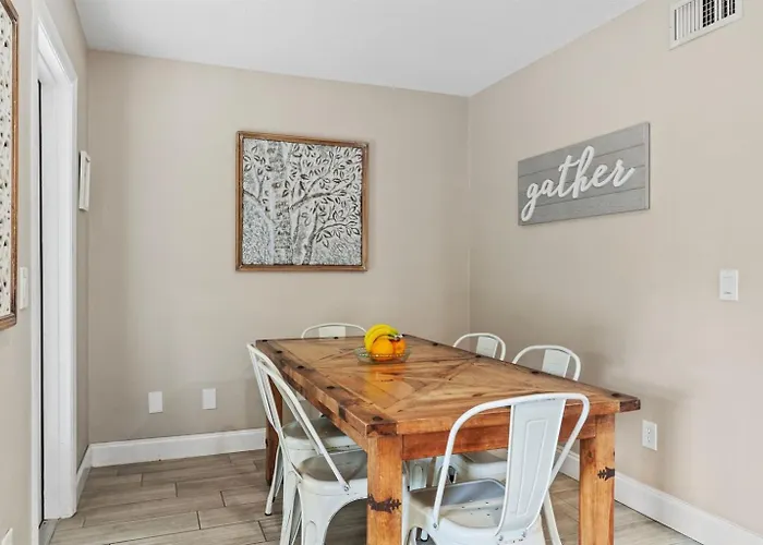 Bikini Beachhouse! Sleeps 16 Wheated Poolfirepit * Clearwater Beach