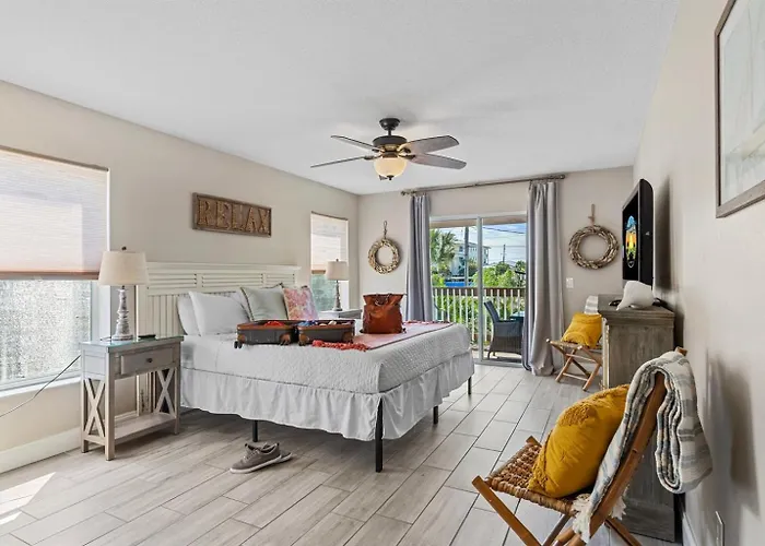 Bikini Beachhouse! Sleeps 16 Wheated Poolfirepit Clearwater Beach