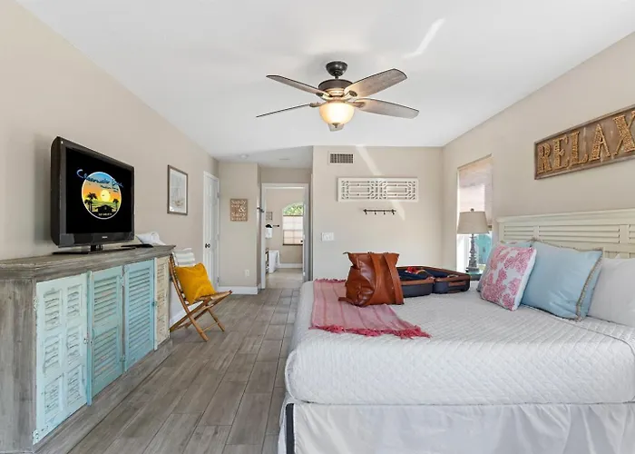 Bikini Beachhouse! Sleeps 16 Wheated Poolfirepit Clearwater Beach
