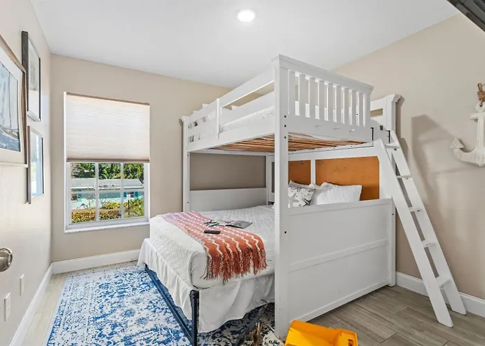 Bikini Beachhouse! Sleeps 16 Wheated Poolfirepit Clearwater Beach