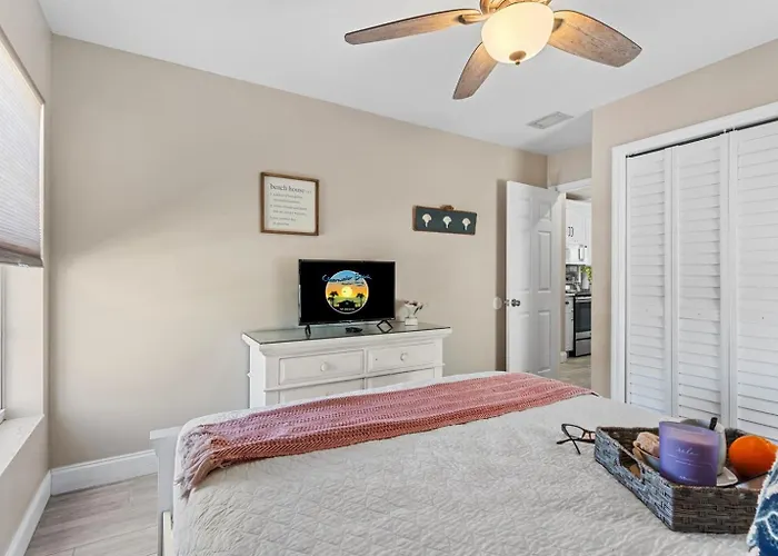 Bikini Beachhouse! Sleeps 16 Wheated Poolfirepit * Clearwater Beach